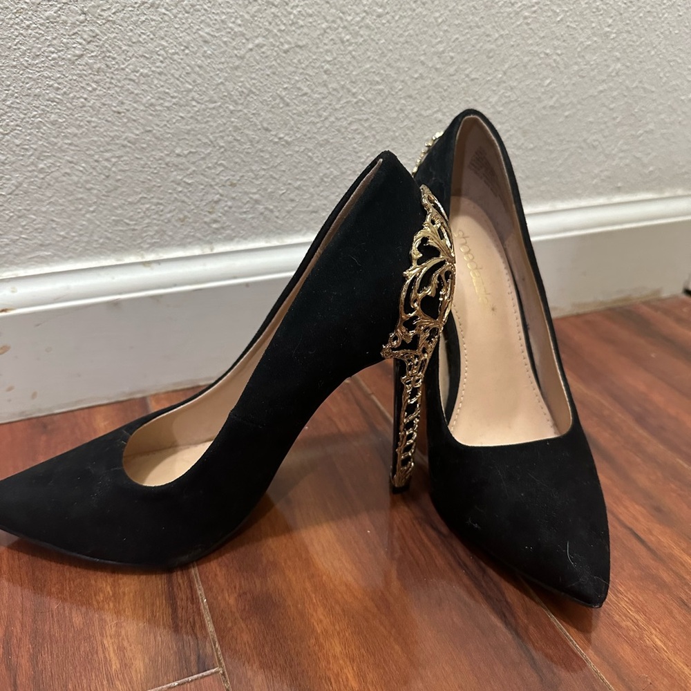 Elegant Black Heels with Gold Accent